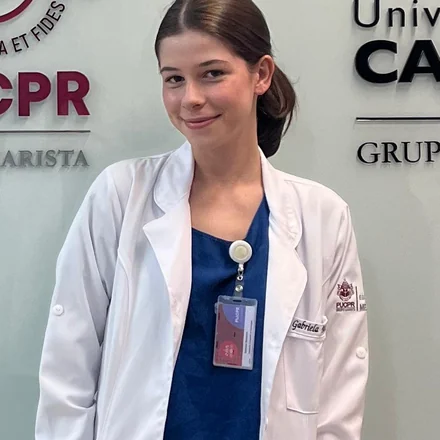 Gabriela Barberini de jaleco no Hospital Universitário Cajuru, da PUC-PR