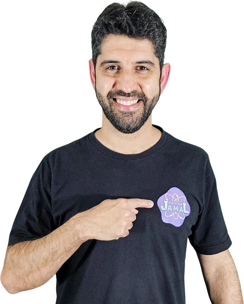 Professor Jamal sorrindo, apontando para a logo do curso na camiseta