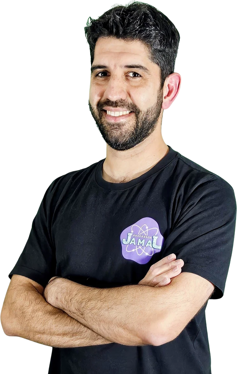 Professor Jamal sorrindo, de braços cruzados e camiseta preta com a logo do curso